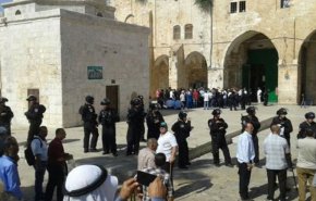 245 مستوطنا وعنصرا أمنيا يقتحمون باحات المسجد الاقصى