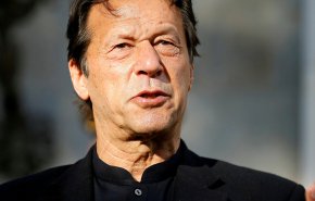 عمران خان يرفض دعوات الاستقالة ويتوعد بـ