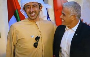 عناق ابن زايد ولابيد يثير الجدل