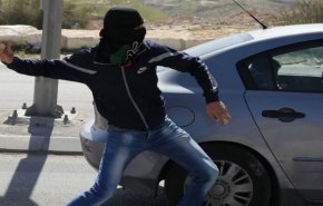 شبان ثائرون يستهدفون مركبات المستوطنين في نابلس