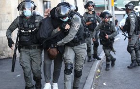 الاحتلال يعتقل 6 شبان فلسطينيين على حواجزه بالضفة
