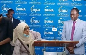 شاهد..صحفية سودانية ترشق قياديا سياسيا بالحذاء