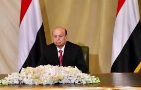 هادي ينسحب سياسياً وينقل صلاحياته لمجلس يدير حكومة مرتزقة