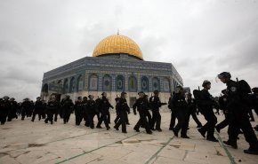 شاهد..في اول جمعة من شهر رمضان ..الإحتلال يطوق الاقصى بالحواجز
