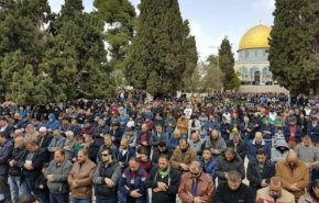 شاهد..رغم حواجز الاحتلال، الفلسطينيون يؤدون صلاة الجمعة في الأقصى