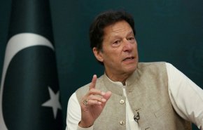 عمران خان يتعهد بالقتال 'حتى الكرة الأخيرة' بعد قرار قضائي يمهد للإطاحة به