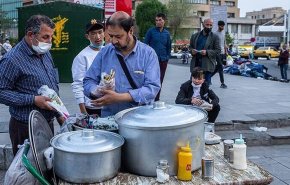 شاهد.. مراسم مائدة الإفطار في ساحة الإمام الحسين (ع) وسط العاصمة طهران