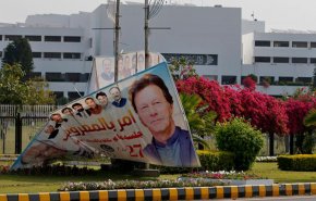 شاهد.. البرلمان الباكستاني يطيح بالرئيس عمران خان 