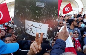 شاهد..مظاهرة حاشدة في تونس اليوم رفضا لحل البرلمان 
