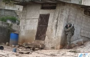 شاهد.. قوات الاحتلال تحاول تطويق منزل الشهيد رعد حازم
