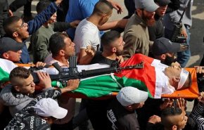 الآف الفلسطينيين يشيعون جثمان الشهيد زكارنة