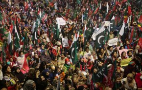 عمران خان يتعهد بنقل المعركة إلى الشارع وتظاهرات حاشدة مؤيدة له+فيديو