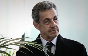 ساركوزي يعلن عن منح صوته لماكرون في الجولة الثانية