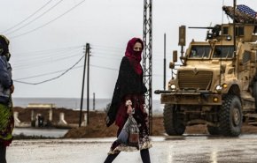 اهالی روستایی در شرق سوریه کاروان نظامیان آمریکا را اخراج کردند 