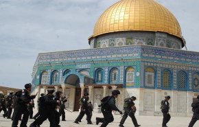 الاحتلال يدنس الأقصى ويتسبب بوقوع مئات المصابين والمعتقلين 
