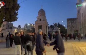 الإحتلال يعتدي على المرابطين للمسجد الأقصى المبارك