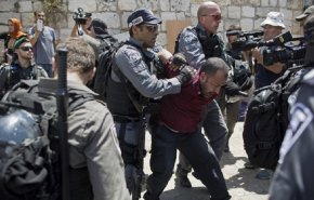 الاحتلال يعتقل ١٢ شابا من القدس المحتلة
