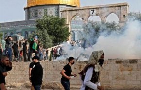 الاحتلال يقتحم الاقصى لإجبار المصلين على المغادرة + فيديو