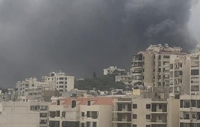 شاهد.. حريق ضخم بمعمل للمغاطس في لبنان
