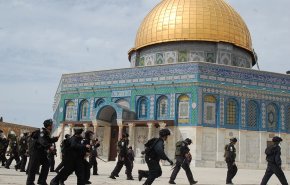 شاهد.. قوات الإحتلال تقتحم باحات الأقصى لليوم الرابع