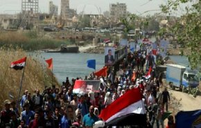 رئيس الوزراء السوري يفتتح جسراً مؤقتاً يربط بين ضفتي نهر الفرات