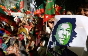 عمران خان يطالب بانتخابات مبكرة ويلوح بالزحف نحو العاصمة