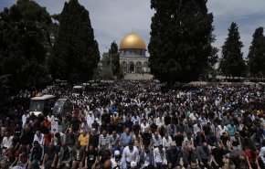 بالصور.. أكثر من 150 ألفًا يؤدون الجمعة الثالثة من رمضان في الأقصى