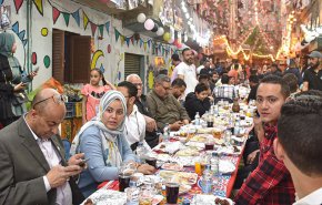 بالفيديو.. القاهرة تشهد أطول مائدة طعام بطول 1000 متر