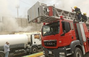 شاهد.. 20 فرقة إطفاء لإخماد حريق في مجمع تجاري بكربلا المقدسة