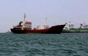 حكومة اليمن التابعة للعدوان تقر بكارثة التلوث البحري في موانئ عدن