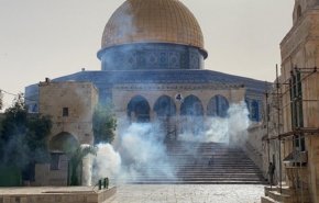 قوات الاحتلال تطلق قنابل الغاز تجاه المصلين في باحات المسجد الاقصى المبارك