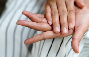 هل تعلم لون أظافرك قد يكشف ارتفاع نسبة الكوليسترول لديك!
