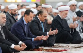 بالصور.. الرئيس السوري يؤدي صلاة عيد الفطر في رحاب جامع الحسن بدمشق
