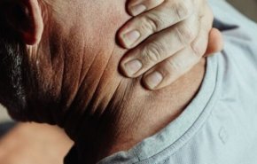 لماذا عليك أن تتوقف عن طق رقبتك؟.. العلماء يكشفون سببا خطيرا