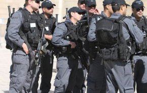 شرطة الاحتلال تسحل فتاة فلسطينية في عكا .. فيديو