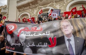 المئات يطالبون بتحقيق أهداف 