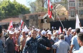 لبنان..عشرات المتقاعدين في قوى الأمن اقتحموا باحة وزارة الداخلية 