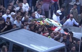بالصور.. تشييع مهيب لجثمان الشهيدة أبو عاقلة ملفوفا بالكوفية وعلم فلسطين 