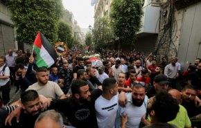 الاحتلال يعترض موكب تشييع جثمان الشهيدة أبو عاقلة في القدس