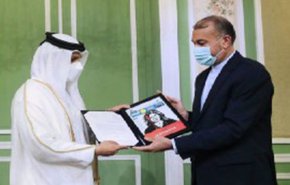 هذا ما أهداه أميرعبداللهيان لنظيره القطري لتسليمه لعائلة الشهيدة أبو عاقلة