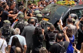 شاهد.. وصول جثمان الشهيدة ابوعاقلة الى كنيسة الروم كاثوليك بعد تصدي المشيعين لاعتداءات الاحتلال