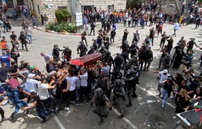 جثمان الشهيدة أبو عاقلة يغادر الكنيسة باتجاه مقبرة 'جبل صهيون'