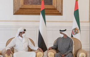 أمير قطر يزور الإمارات ويعزي محمد بن زايد في مطار أبو ظبي