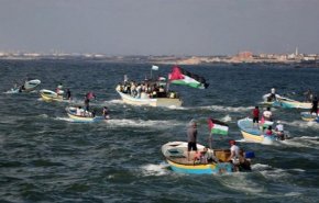 زوارق الاحتلال تستهدف الصيادين شمال غرب غزة