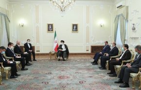 رئيسي: العلاقات البناءة بين دولة الجوار أكثر العناصر تأثيرا لتعزيز الأمن الإقليمي
