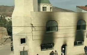 مستوطنون يحرقون مركبة ويحطمون نوافذ مسجد جنوب نابلس