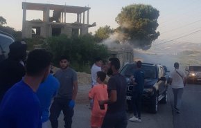 قوات الإحتلال تلقي قنابل مسيلة للدموع على المحتفلين عند حدود لبنان