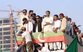 عمران خان يمهل الحكومة الباكستانية 6 أيام لإجراء انتخابات جديدة
