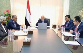 تجريد رئيس الحكومة الموالية لتحالف العدوان من أهم صلاحياته
