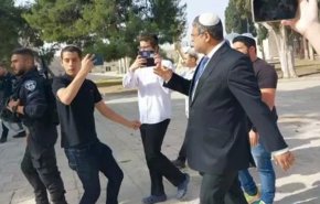عضو كنيست الاحتلال ومجموعة من المستوطنين يقتحمون المسجد الاقصى
